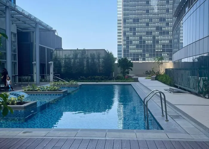 Spacious Living At Uptown Parksuites